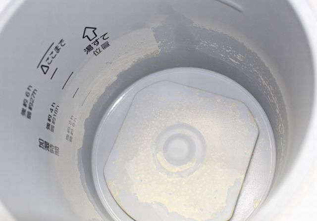 加湿器の内側容器が汚れで白い状態。